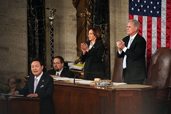 4月27日，韓國總統尹錫悅（左）在美國議會發表演講。美國副總統賀錦麗（中）和眾議院議長麥卡錫（右）鼓掌歡迎。（STEFANI REYNOLDS/AFP via Getty Images）