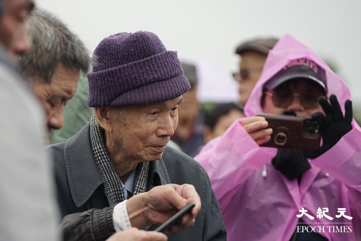 105歲的長者張五洲，亦無畏風雨，為了紀念因逃港罹難的小舅子特地前來恒福陵園。（曾蓮／大紀元）