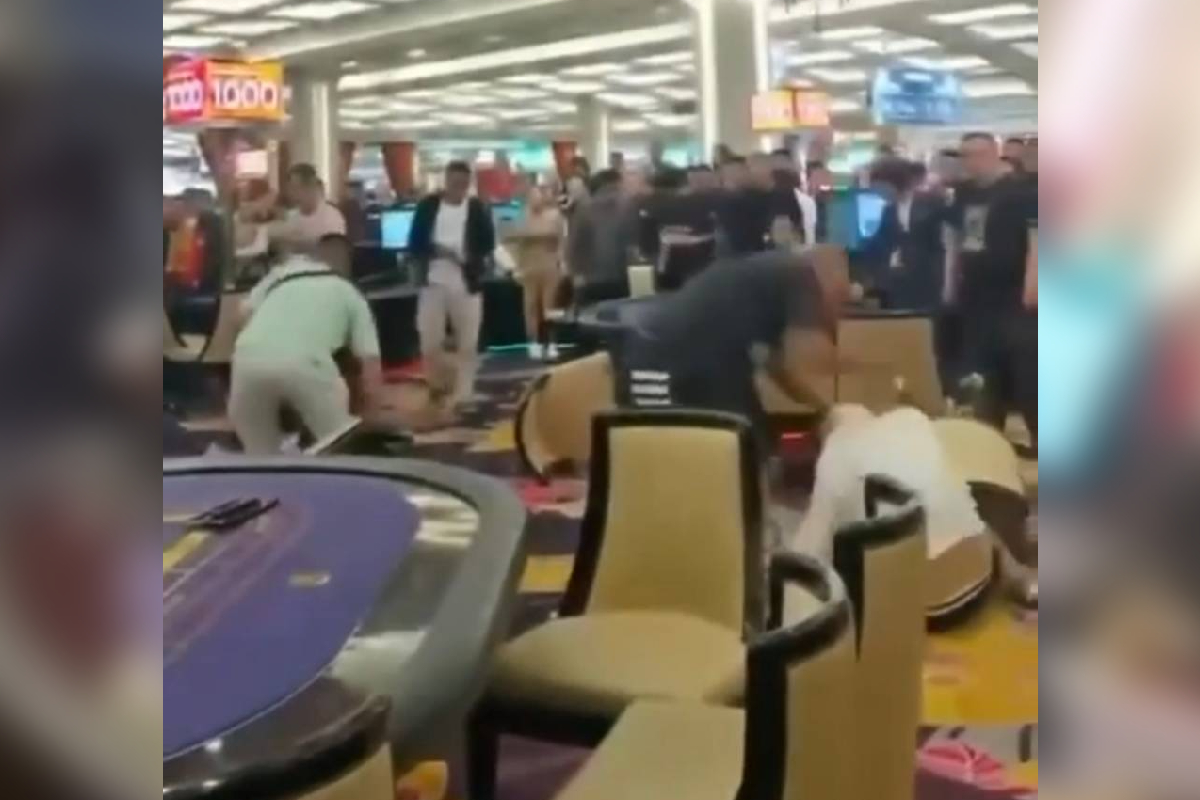 8名大陸男女涉嫌在賭場內打鬥。（影片截圖)