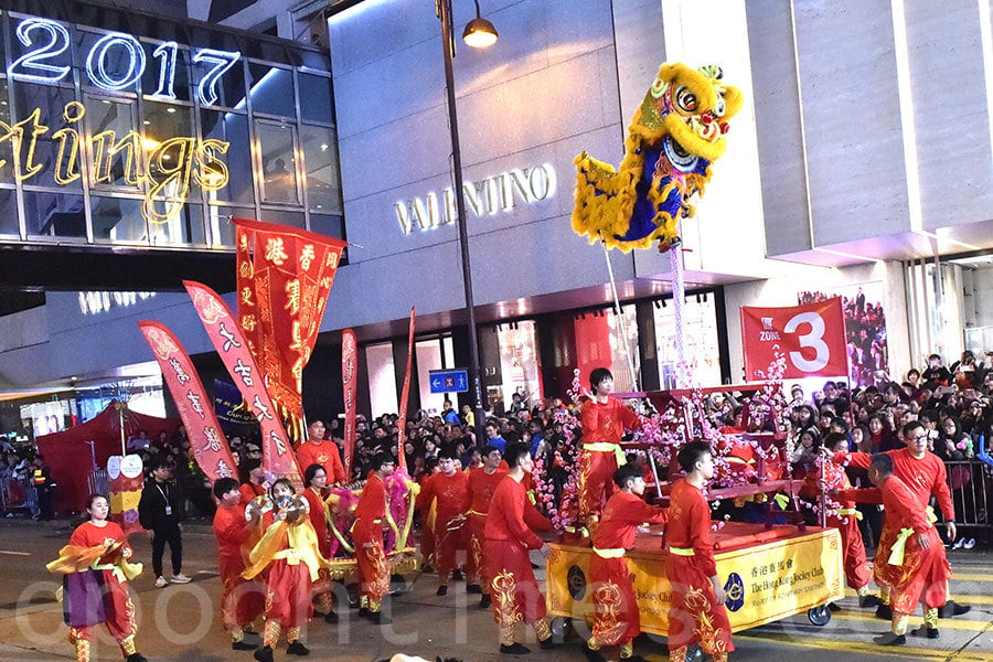 大年初一，香港旅發局舉行新春花車巡遊，慶祝丁酉雞年的到來。今年花車巡遊共有十架花車參加，另有26支本地及國際表演團隊帶來精彩表演，人數多達三千人，規模為歷屆之最。共吸引了超過15.5萬市民和遊客，在尖沙咀一帶觀賞。（郭威利／大紀元）