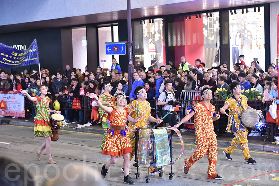 大年初一，香港旅發局舉行新春花車巡遊，慶祝丁酉雞年的到來。今年花車巡遊共有十架花車參加，另有26支本地及國際表演團隊帶來精彩表演，人數多達三千人，規模為歷屆之最。共吸引了超過15.5萬市民和遊客，在尖沙咀一帶觀賞。（郭威利／大紀元）