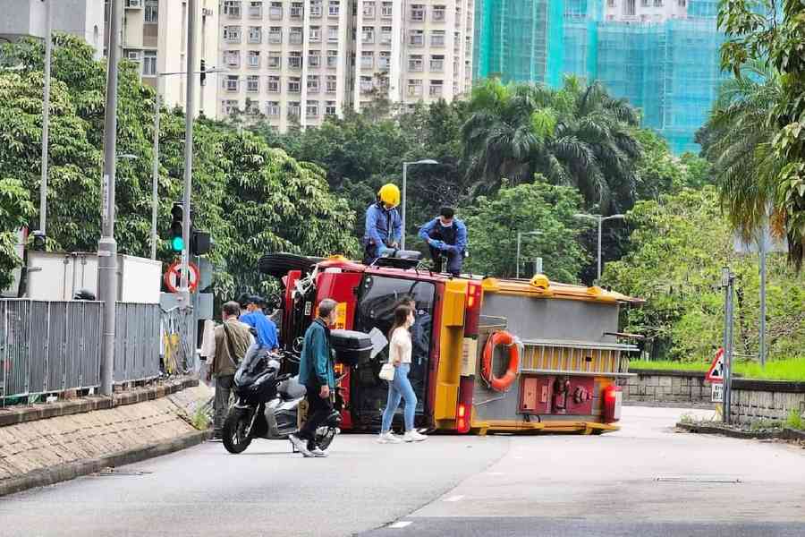 大埔消防車撞欄翻側 消防員救出同袍無人傷