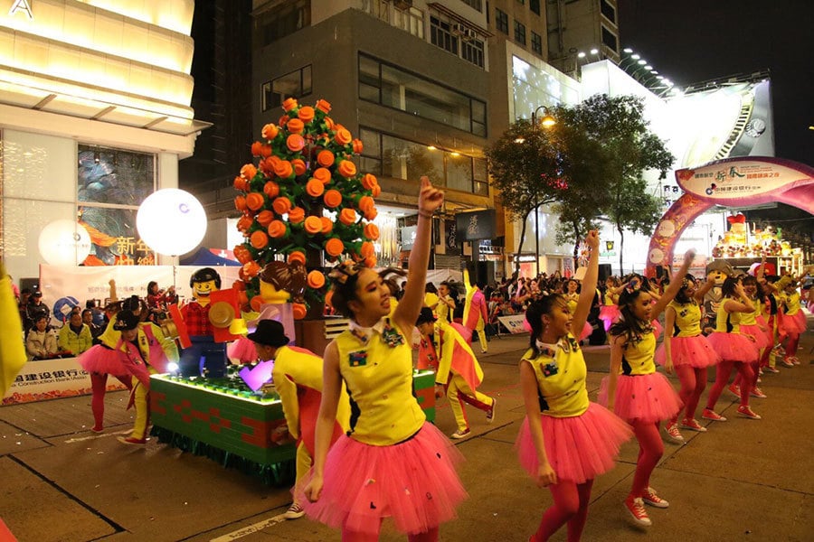 大年初一，香港旅發局舉行新春花車巡遊，慶祝丁酉雞年的到來。圖為巡迴表演的隊伍。（攝影：Dennis Law）