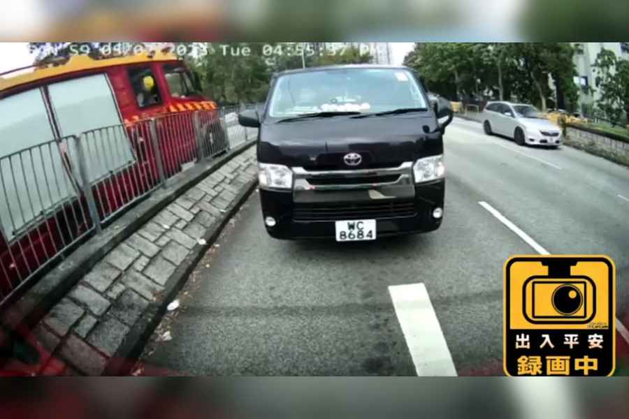 【有片】大埔消防車翻側車cam片曝光 自炒剷路中石壆