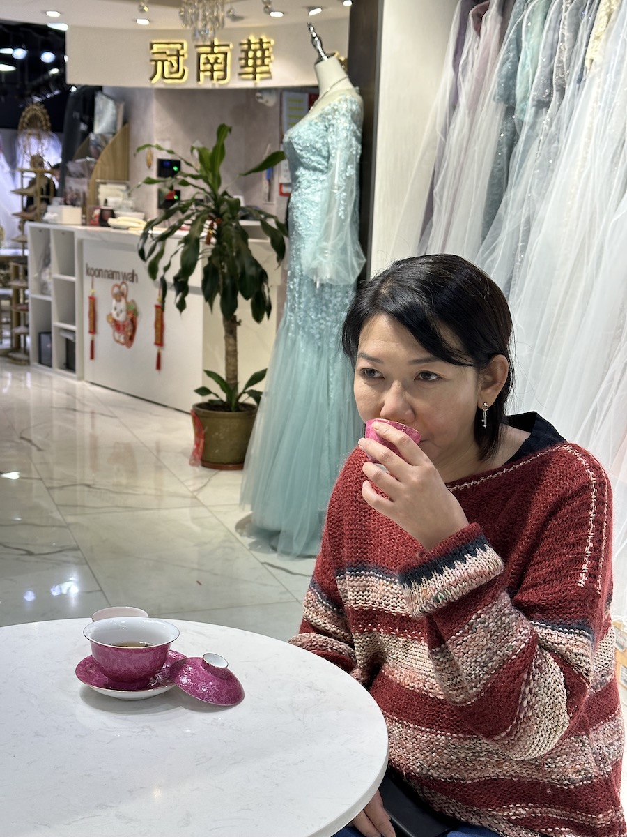 中式婚禮服飾老字號「冠南華」由第三代林卓怡接手，Sasa繼續與這位女當家一邊飲茶，一邊暢談人生故事。（Sasa提供）