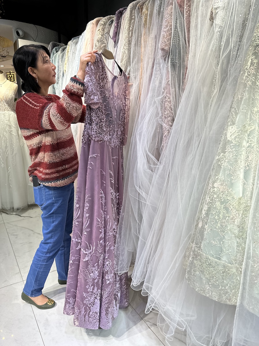 林卓怡幫助「冠南華」轉型，引入大量歐美名牌的婚紗禮服。（Sasa提供）