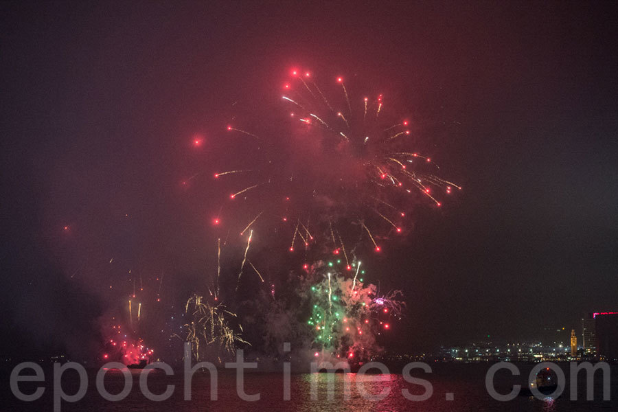 大年初二晚上的賀歲煙花匯演在陰霾下的維多利亞港燃放，約有28萬港人在維港兩岸欣賞。（郭威利／大紀元）