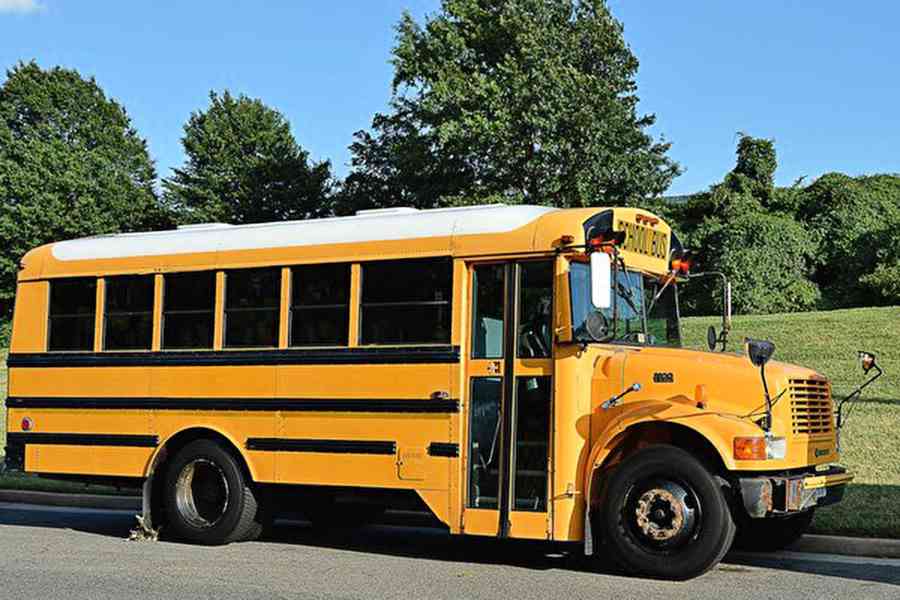 美校車司機昏倒 7年級生急踩煞車救幾十人