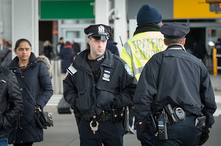紐約甘迺迪機場的港務局警察。（BRYAN R.SMITH/AFP/Getty Images）