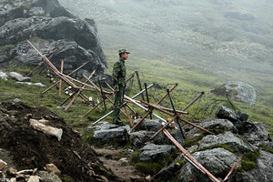 印度增千四公里邊境軍事部署 中方多兵種演練