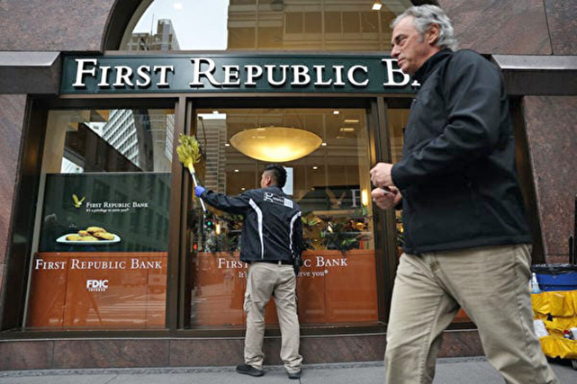 5月1日，一名工作人員在擦拭加州三藩市第一共和銀行辦公樓的窗戶。（Justin Sullivan/Getty Images）