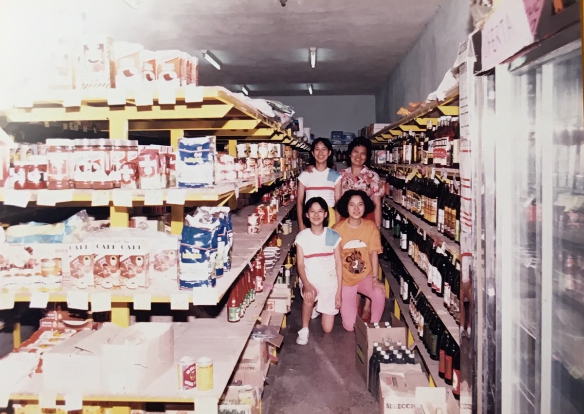 80年代莊媽媽（後右）與三個女兒一起經營雜貨店。（受訪者提供）