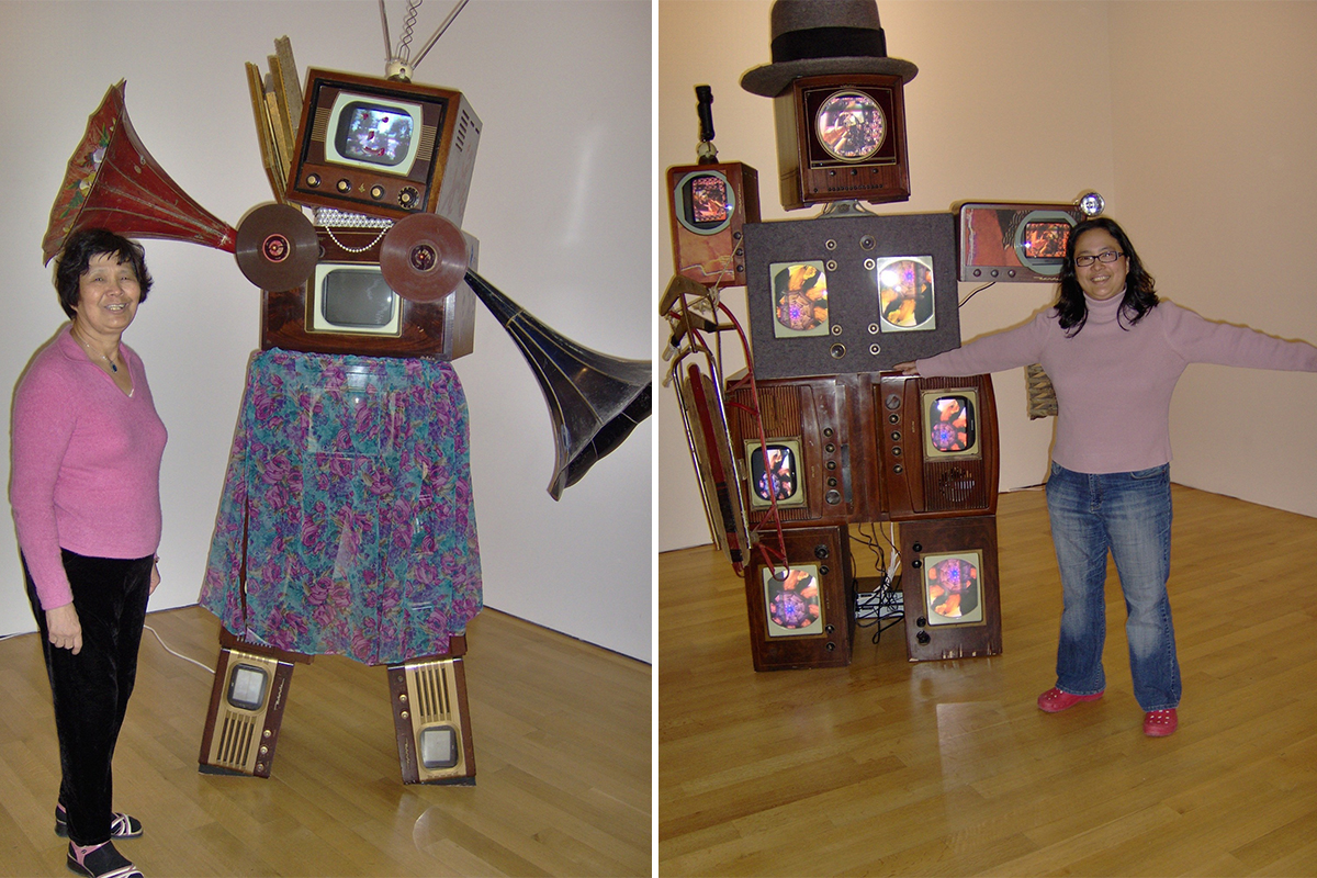 2010年，母親離世前的一年，莊慧敏與母親參觀機械人展。（受訪者提供）