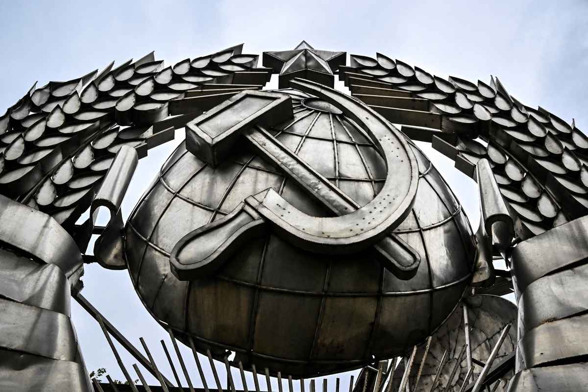 這張拍攝於2022年8月31日的照片展示了1991年蘇聯解體後從列寧斯基大道上拆除的蘇聯徽章，陳列在莫斯科現代歷史雕塑博物館公園。（Alexander NEMENOV / AFP）