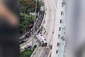 【有片】荃灣德士古道旅遊巴翻側 20多名乘客受傷 車CAM直擊翻側一刻