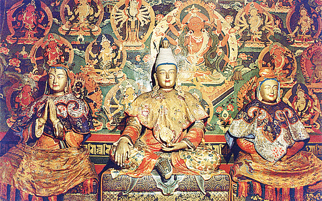 松贊干布（中）與文成公主（右）、赤尊公主（左）的塑像。（公共領域）