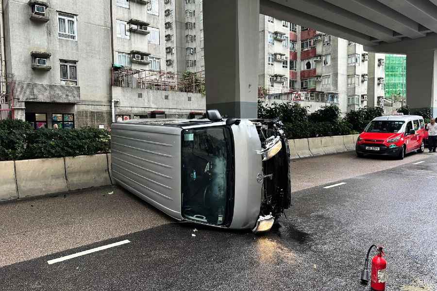 客貨車紅磡消防局外撞欄翻側 消防員拎工具出門外救援