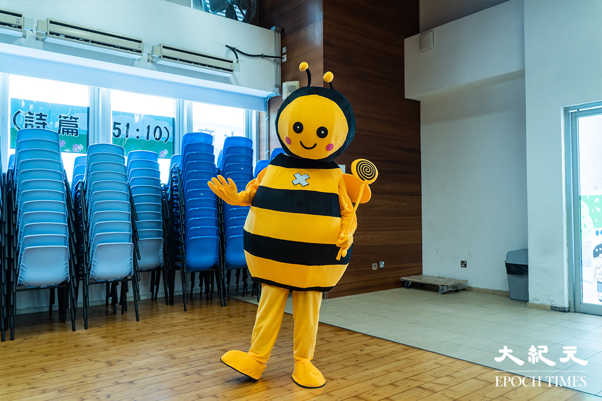 「520世界蜜蜂日體驗展」的蜜蜂吉祥物。（劉駿軒／大紀元）