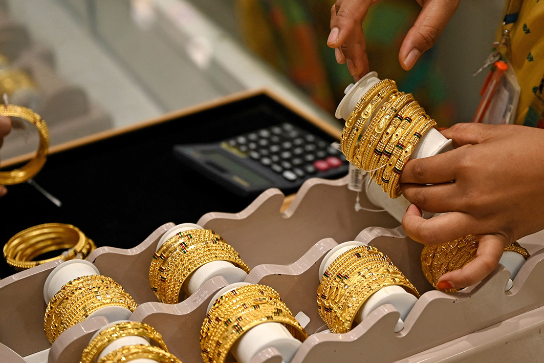 印度是私人持有黃金數量最大的國家。據估計，印度民間持有約10,000至15,000噸的黃金。圖為2022年5月3日，在印度加爾各答舉行的大型黃金節Akshaya Tritiya期間，珠寶櫃台展示的黃金手鏈。(AFP via Getty Images)