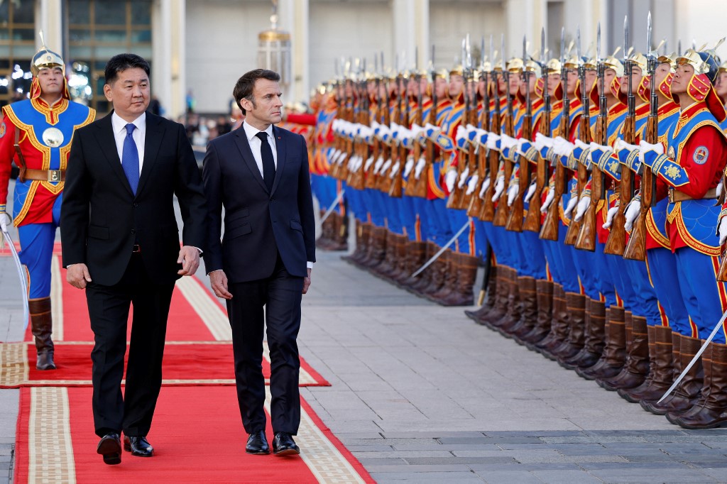 馬克龍周日（21日）首訪蒙古，與蒙古總統呼日勒蘇赫（Ukhnaagiin Khurelsukh）會面。馬克龍表示將從當地購買關鍵金屬。（LUDOVIC MARIN / AFP）