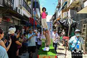太平清醮｜飄色巡遊扮財爺配「加風四起」 「高官」持支票諷港燈停電獲賞