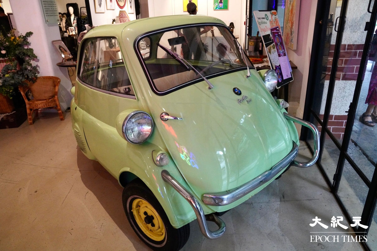活動展出寶馬（BMW）Isetta 迷你車，其設計源於二戰後歐洲材料匱乏，且燃料供應不穩的情況下，因應實際需求而製造。（余鋼／大紀元）