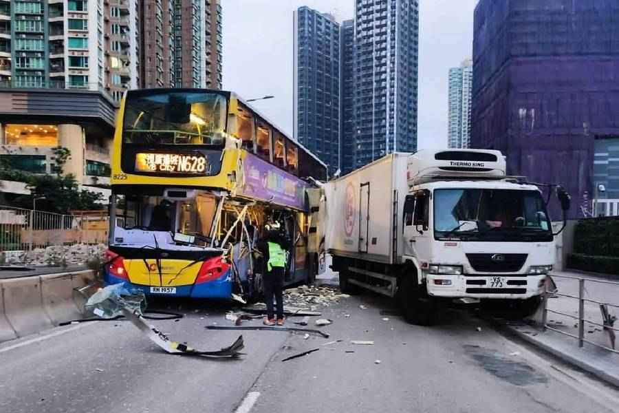 環保大道有將軍澳城巴與中型貨車相撞