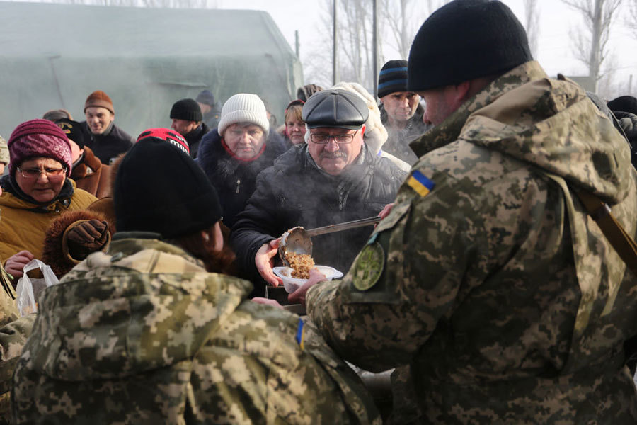 救濟人員派發食物。（AFP/Getty Images）