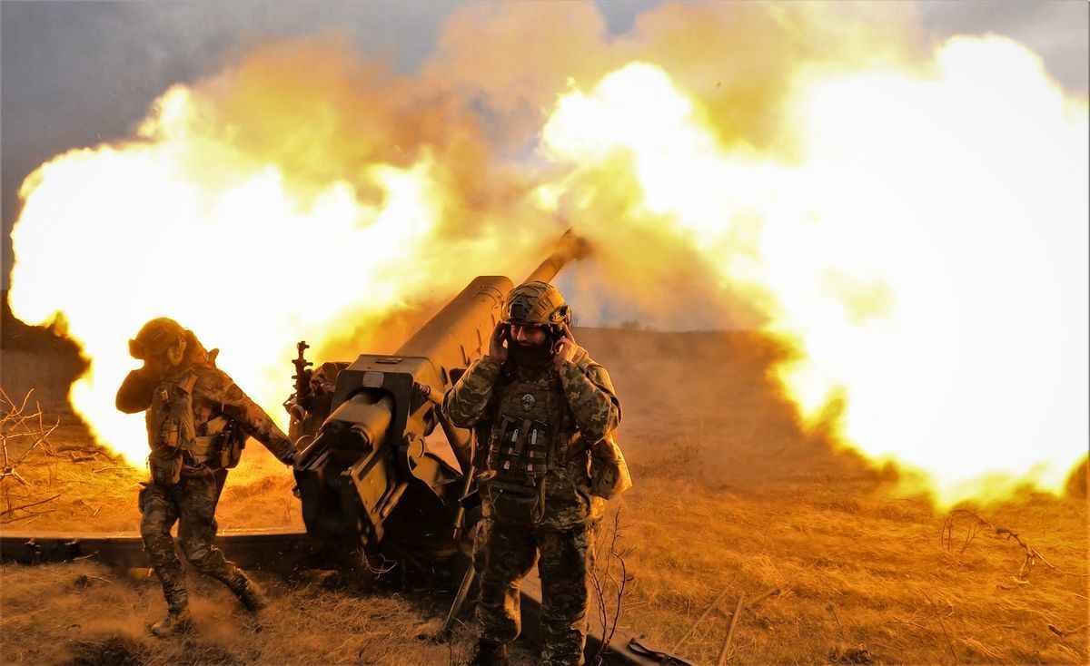 2023年3月21日，烏克蘭軍人用D-30榴彈砲向烏克蘭東部巴赫穆特附近的俄羅斯陣地開火。（SERGEY SHESTAK/AFP via Getty Images）