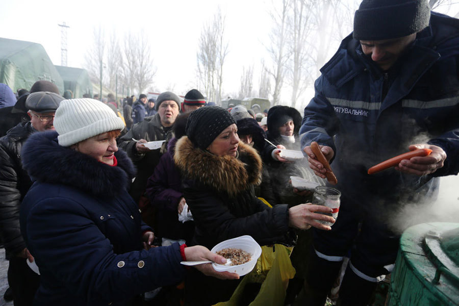 救濟人員派發食物。（AFP/Getty Images）