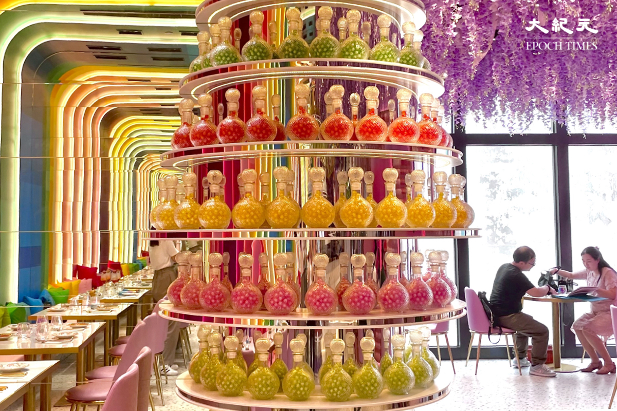 餐廳內每個角落都裝飾得十分精緻，例如這根以五顏六色玻璃瓶作裝飾的柱子，也是一個熱門打卡點。（樂賢／大紀元）