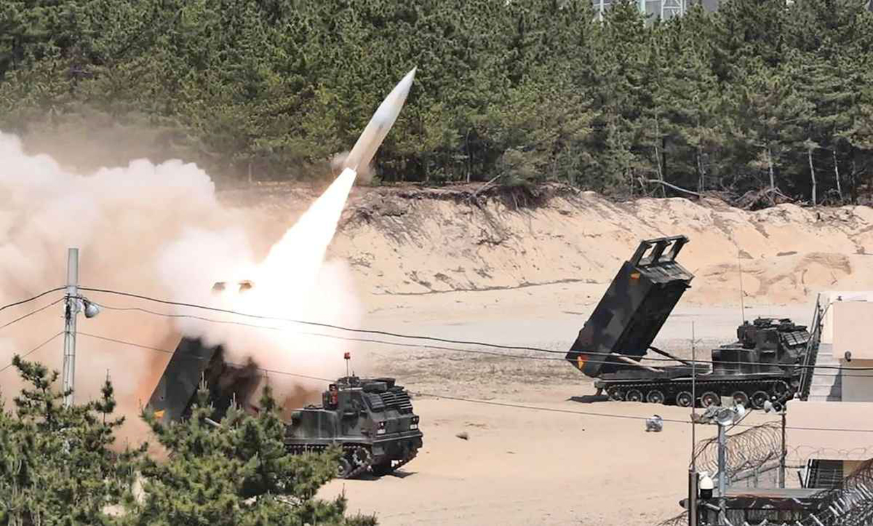 從戰爭的進程來看，地面機動的遠程精確打擊武器，應該排在比戰鬥機更優先的位置。圖為美國製海馬斯MGM-140（ATACMS）導彈。（Handout/South Korean Defence Ministry/AFP）