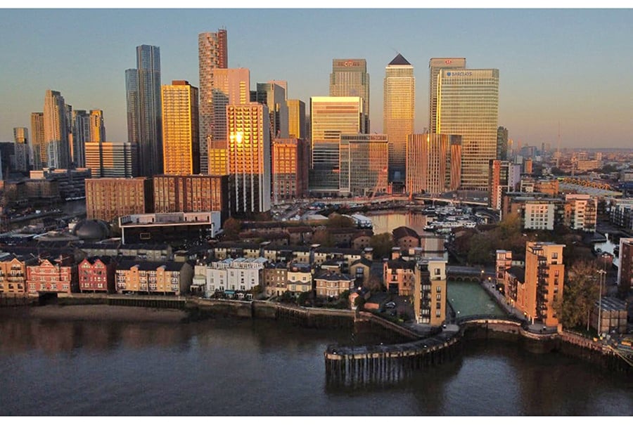 圖為日出時的倫敦金絲雀碼頭（Canary Wharf）。（DANIEL LEAL / AFP）