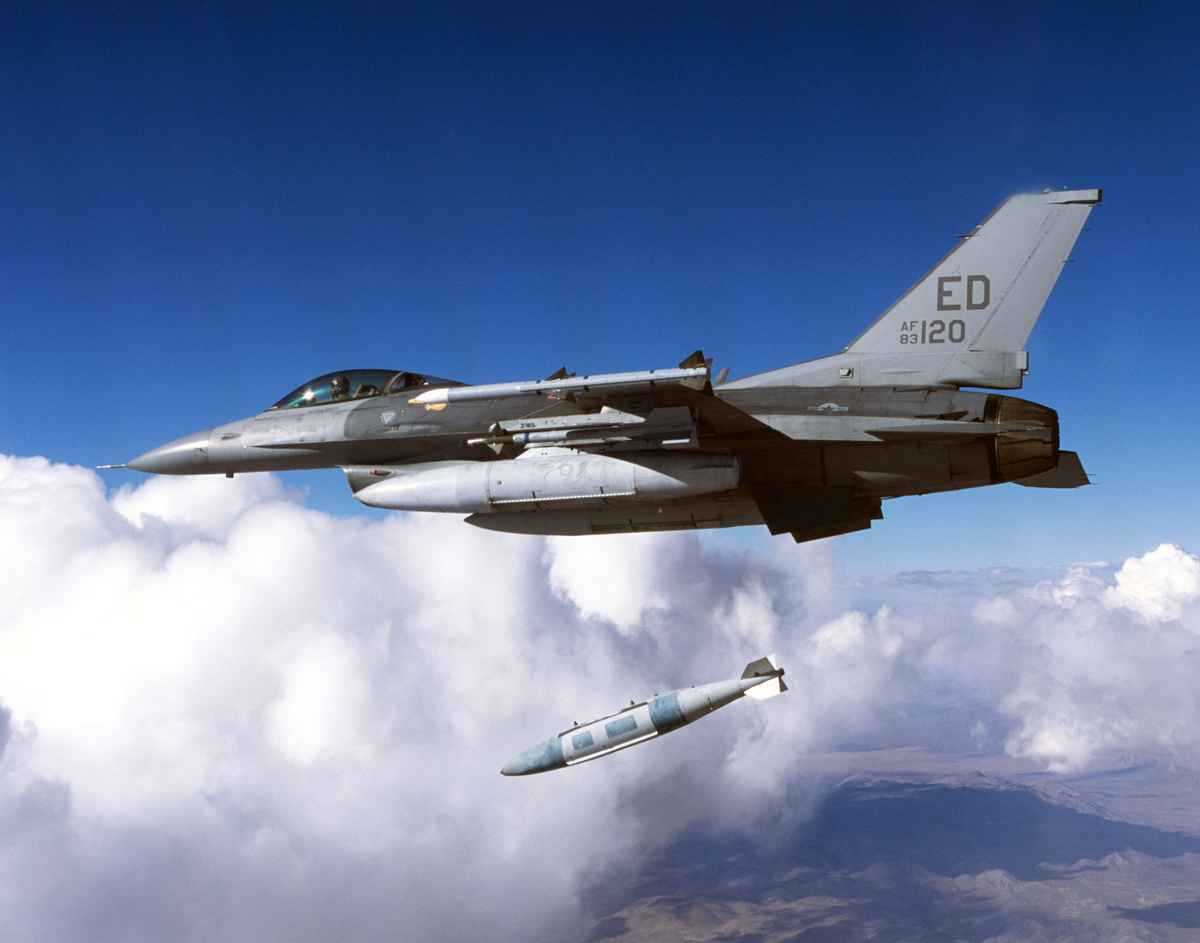 2003年1月，第 416 飛行試驗中隊的一架F-16 在加利福尼亞州愛德華茲空軍基地進行的試驗中投下了聯合直接攻擊彈藥 (JDAM)。（Tom Reynolds/U.S. Air Force/Getty Images）
