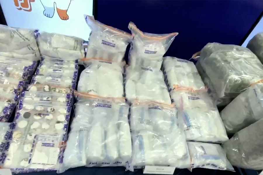 警檢1.1億懷疑毒品 曲奇餅藏海洛英 3男1女被捕     
