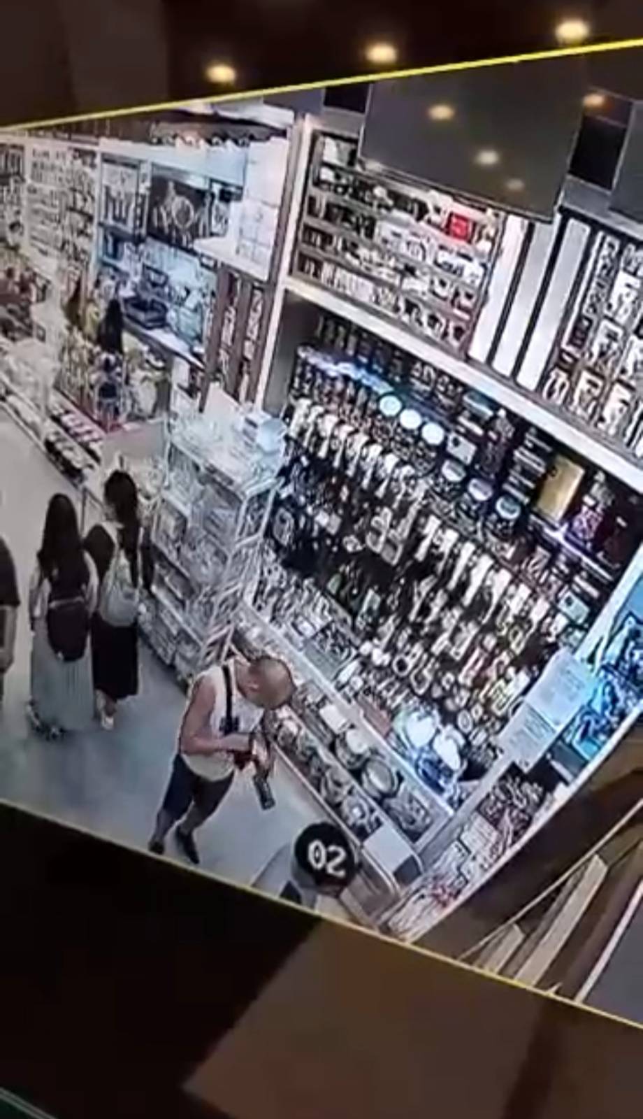 疑兇犯案前到2樓一家品店購買兇刀。（cctv影片截圖）