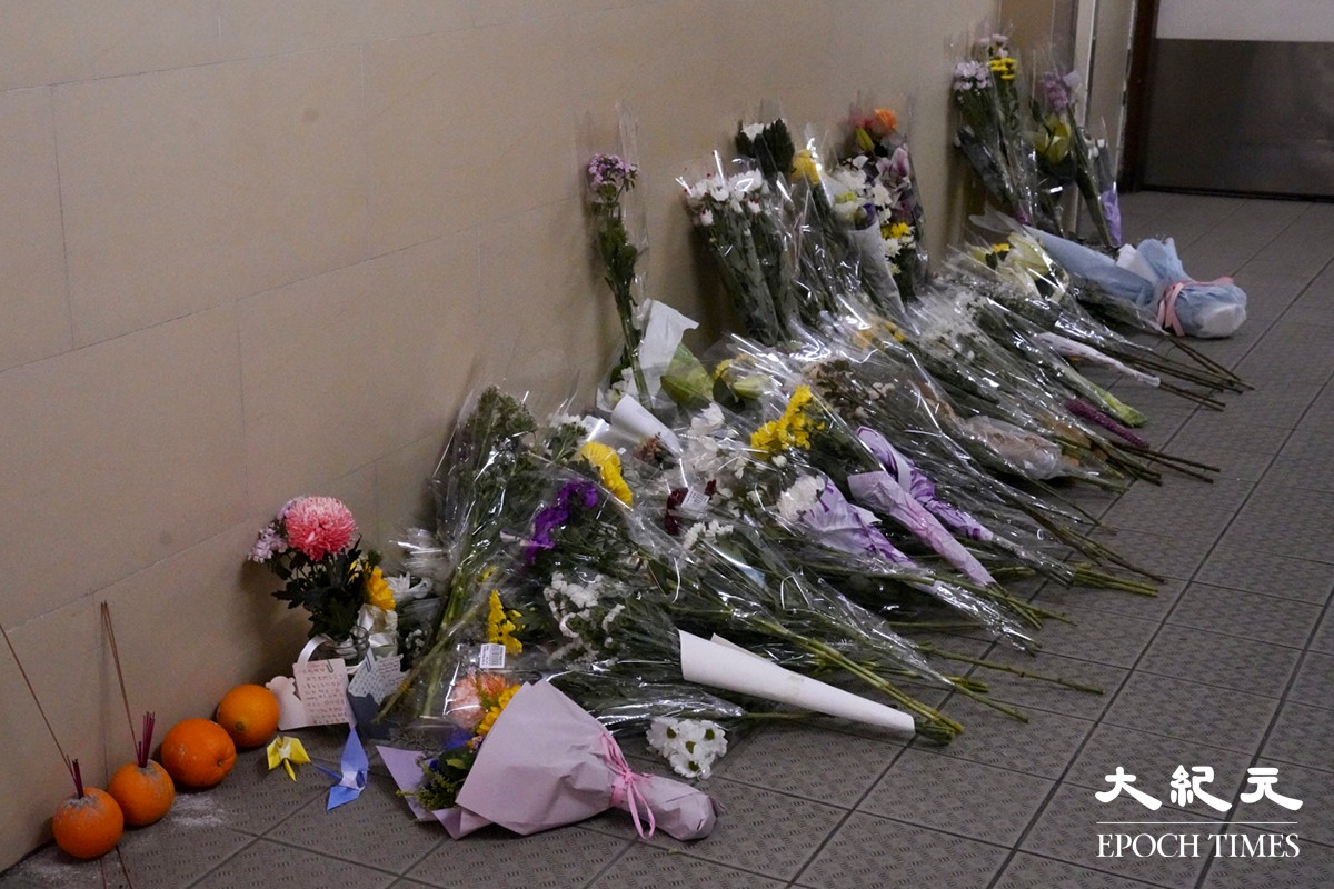 不少市民今日（3日）在荷里活廣場案發現場的同一層獻花悼念。（余鋼／大紀元）