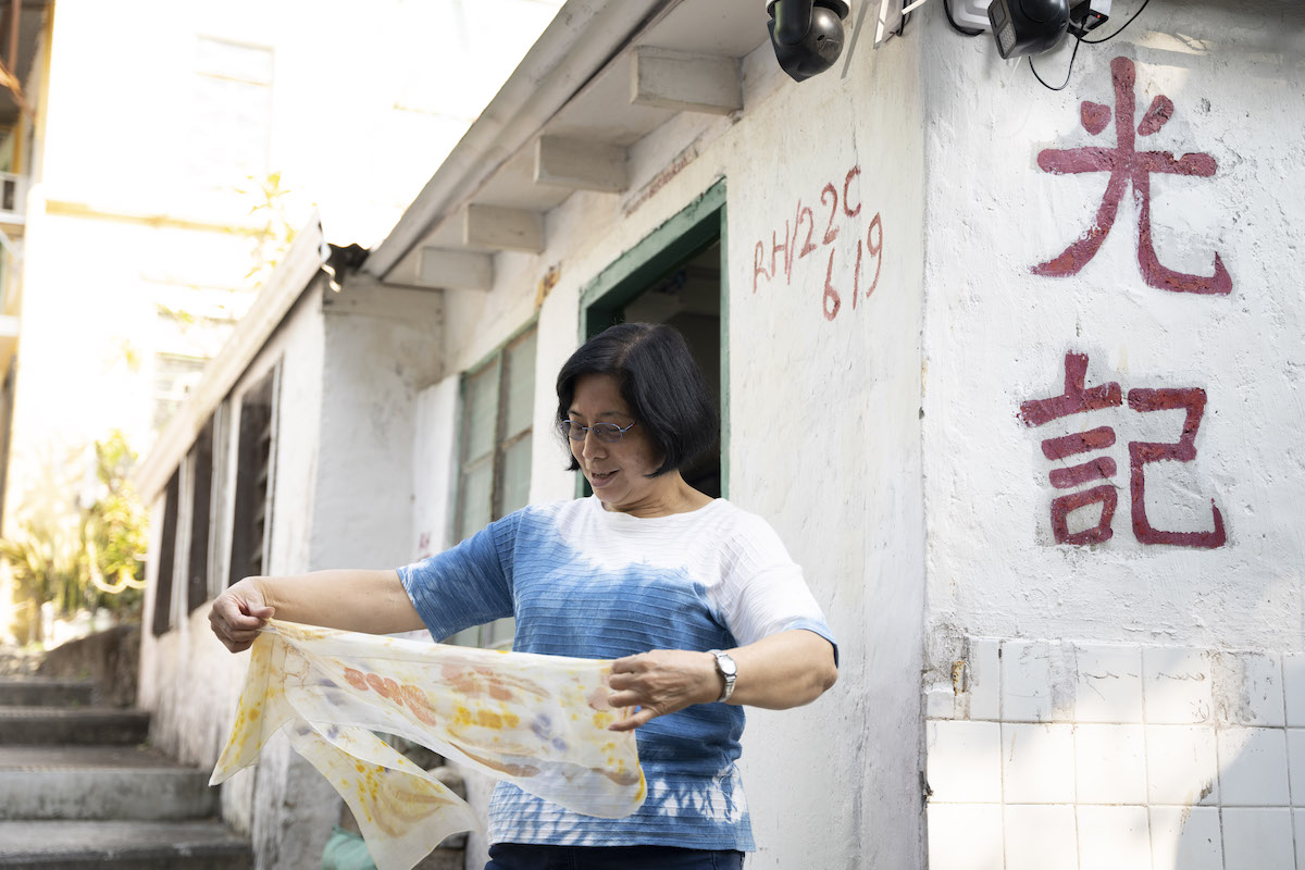 在薄扶林村長大的Jenny運用自家店舖門口的榕樹根染布，創作出美麗的天然染作品。（二十魚禾HKFiling提供）