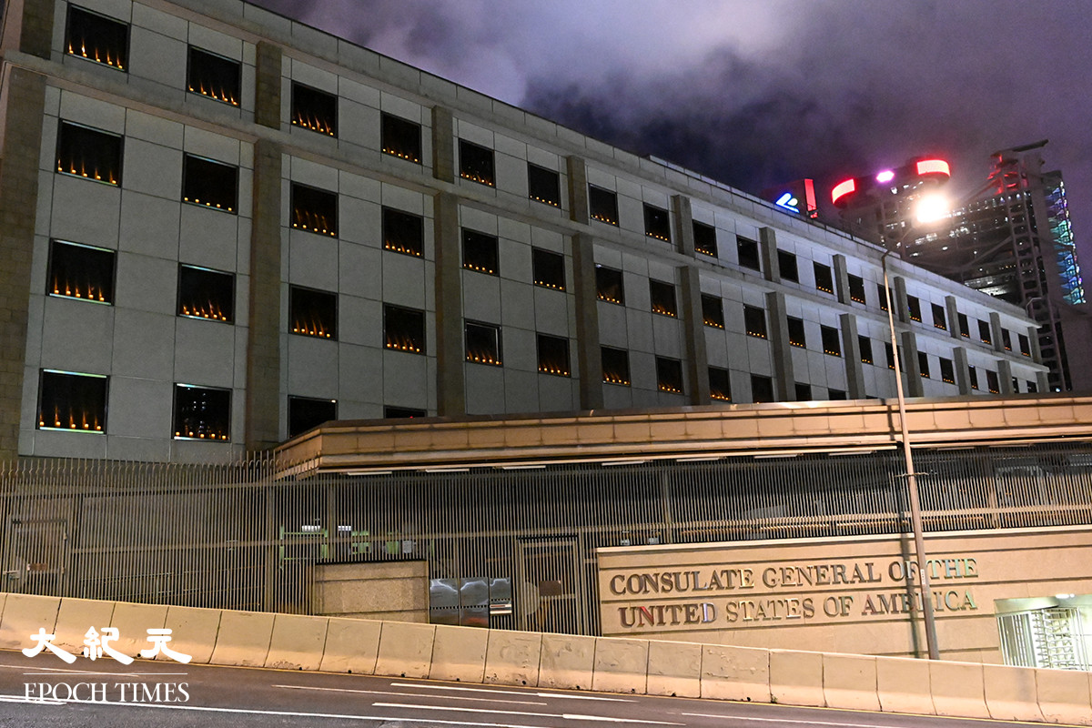 美國駐港澳總領事館晚上在窗台燃點起燭光。（宋碧龍／大紀元）