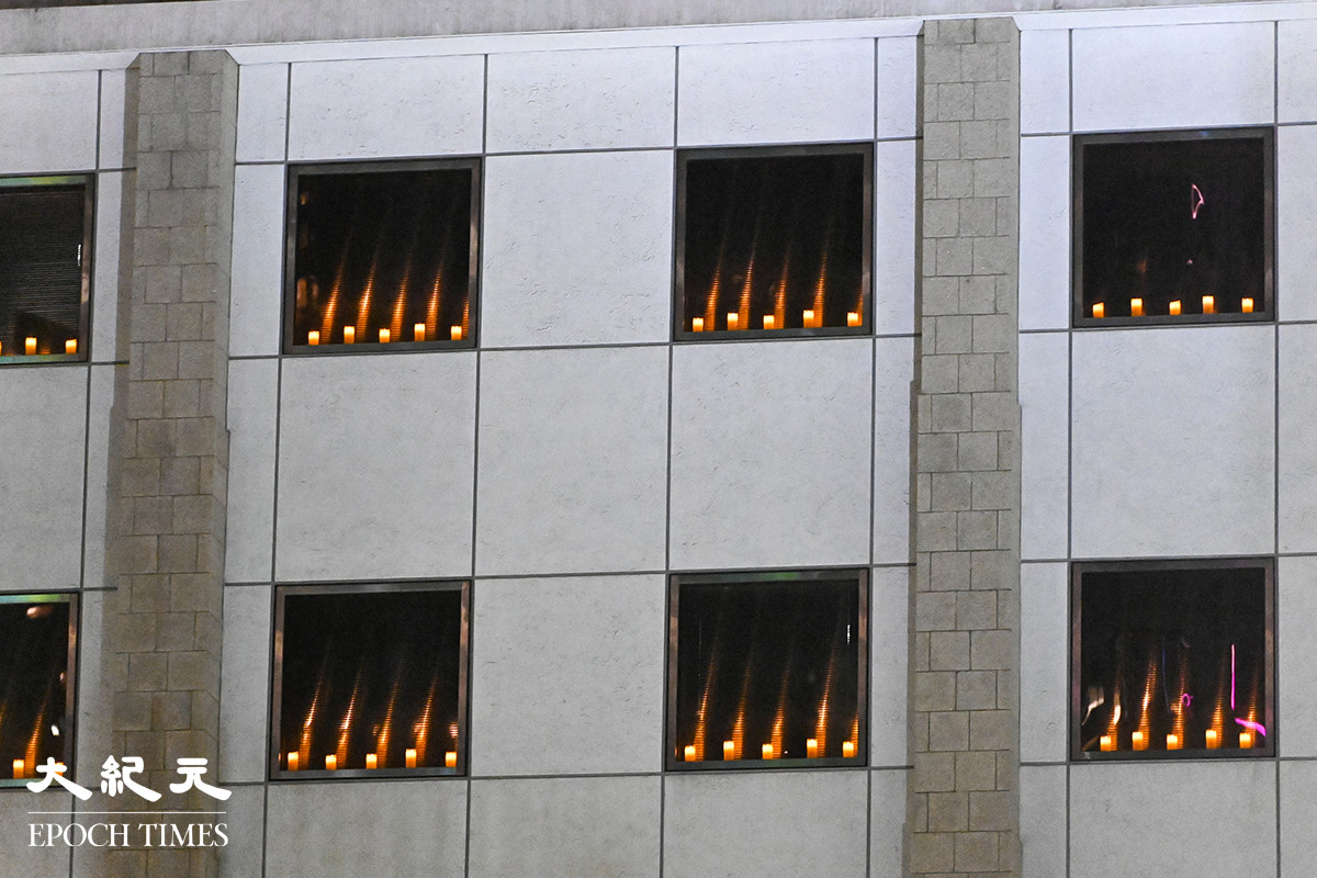 美國駐港澳總領事館在窗台點亮蠟燭，悼念六四34周年。（宋碧龍／大紀元）
