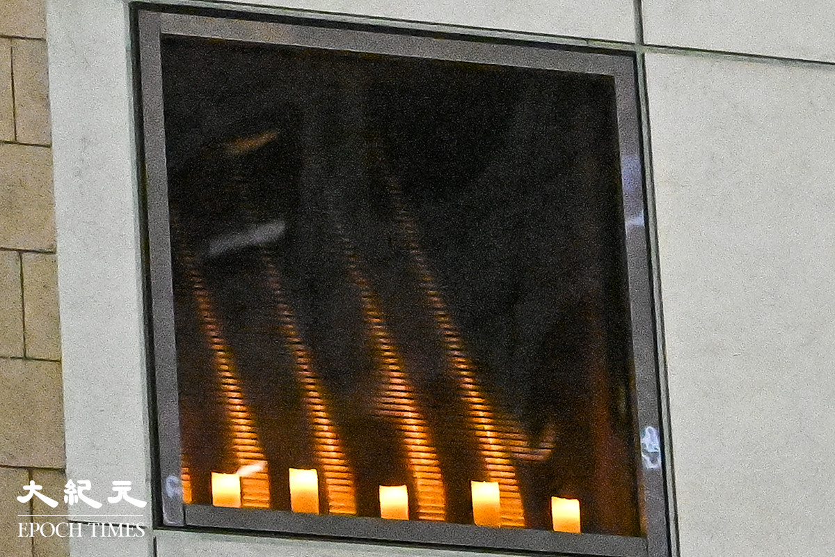 美國駐港澳總領事館晚上在窗台燃點起燭光。（宋碧龍／大紀元）