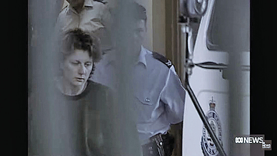 澳洲婦女福比格20年前因涉嫌殺害4名幼子，被控3項謀殺罪和1項過失殺人罪入獄至今。（影片截圖）