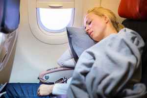 搭機時如何睡個好覺？睡眠專家提供建議