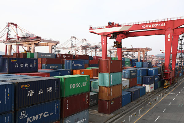 一項調查顯示，從2021年至2023年第一季度，南韓對中國的出口依賴度不斷降低，美、印、澳、越等國正成為替代中國的南韓核心出口市場而成長。圖為2021年11月5日南韓釜山港堆放的貨櫃。（Chung Sung-Jun/Getty Images）