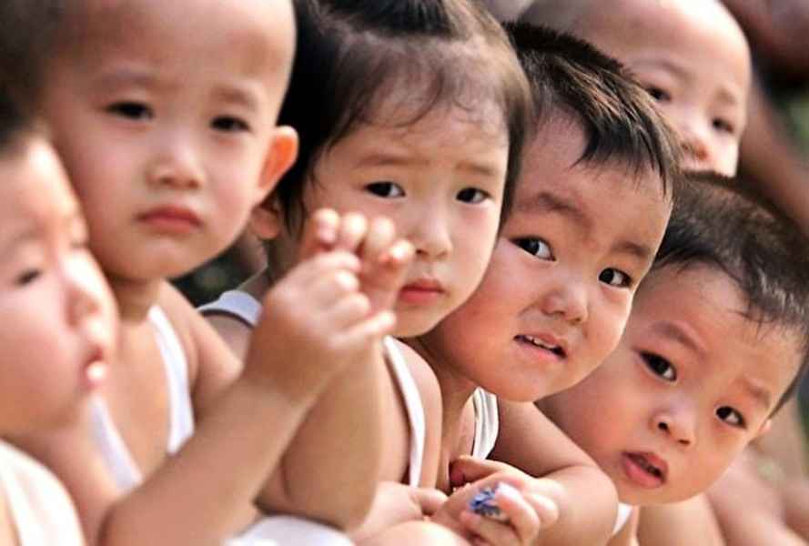 中國新生兒數量不斷下滑 導致母嬰市場如奶粉、尿布、孕婦用品等均萎縮