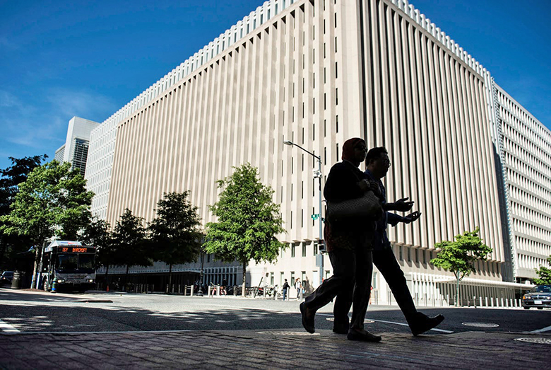 圖為位於華府的世界銀行。（Brendan Smialowsk/AFP/Getty Images）