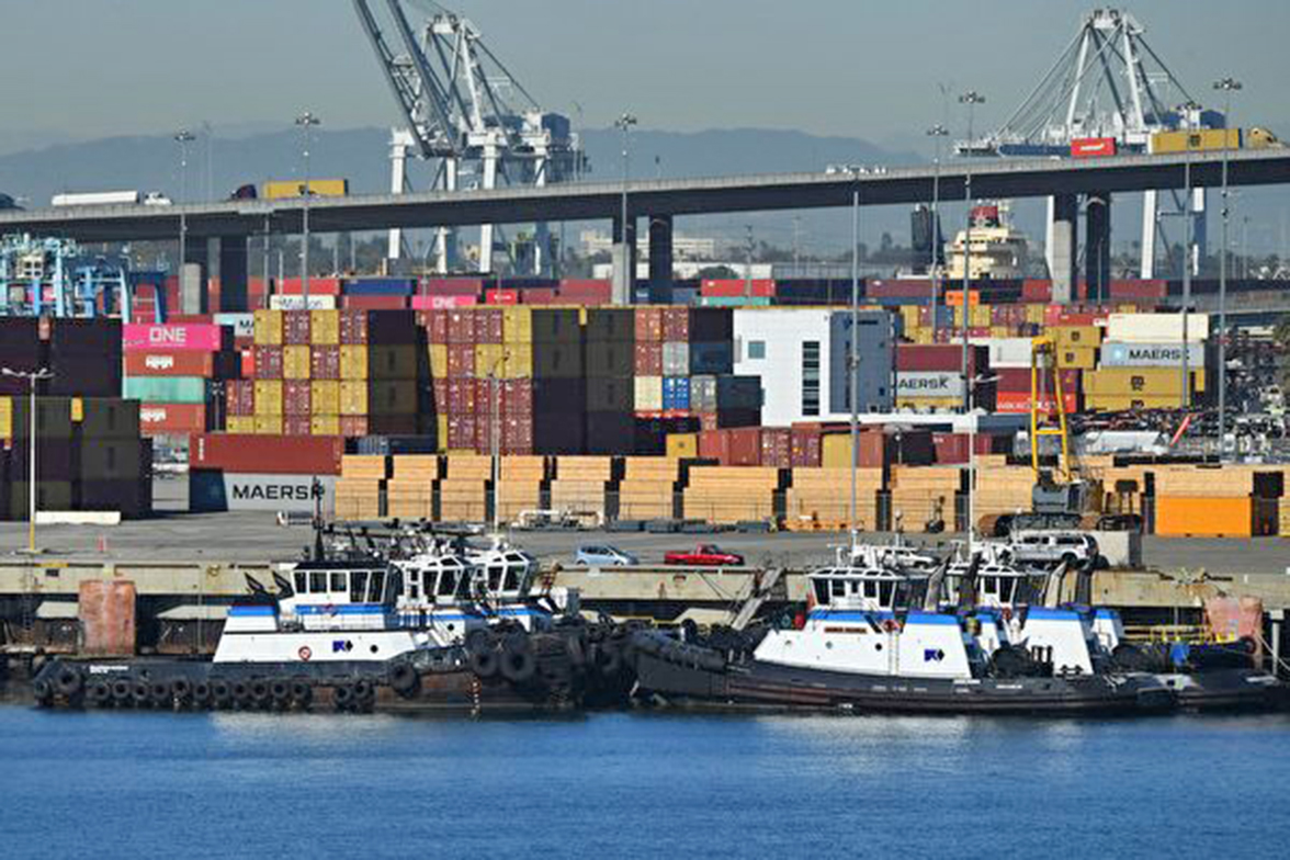 圖為2022年1月11日，排放在長灘港碼頭的拖船、木材和貨物貨櫃。（PATRICK T. FALLON/AFP via Getty Images）