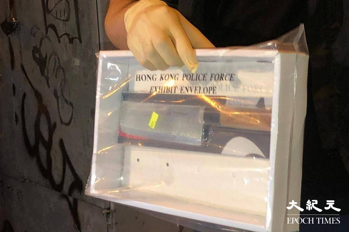 圖為6月9日在彩虹站出口一行人隧道發生的斬人案，警方在現場檢走一把包裝未開封的刀。資料圖片。（劉港業／大紀元）