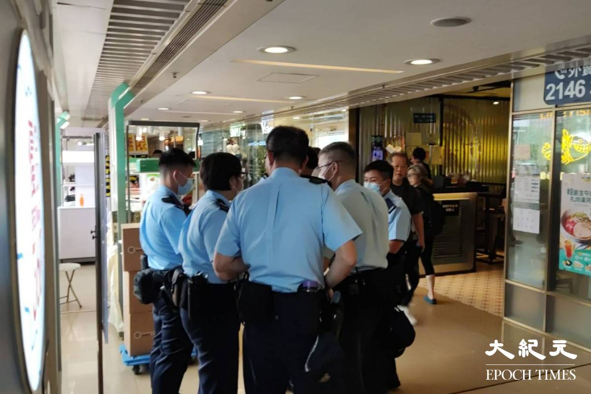 大批警員在黃大仙中心內調查。（鄭兆東／大紀元）