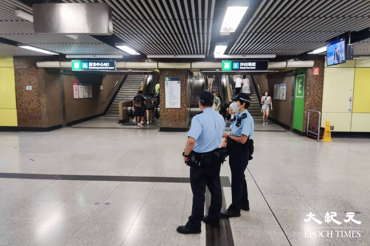 警員在港鐵黃大仙站附近戒備。（鄭兆東／大紀元）